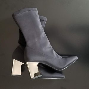 Elegant, pointed satin elastic sock boots. Size 6.5-7